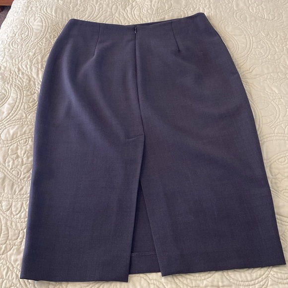 In excellent condition like new Theory size 8 very dark charcoal gray skirt . - Picture 9 of 9